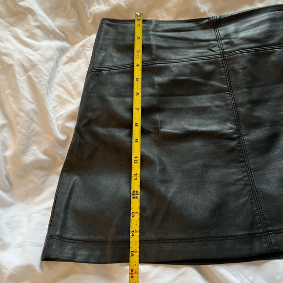 Abercrombie & Fitch black faux leather mini skirt - Picture 6 of 8